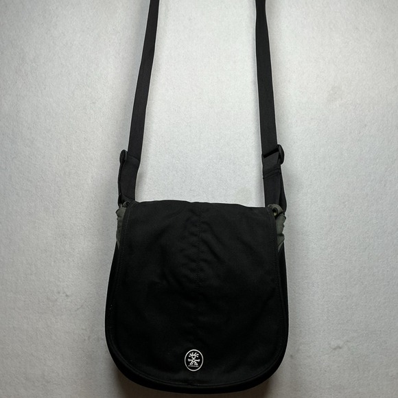 Crumpler Wee Bee (Medium) Messenger Tablet Bag Black Canvas Green Interior - Picture 2 of 12